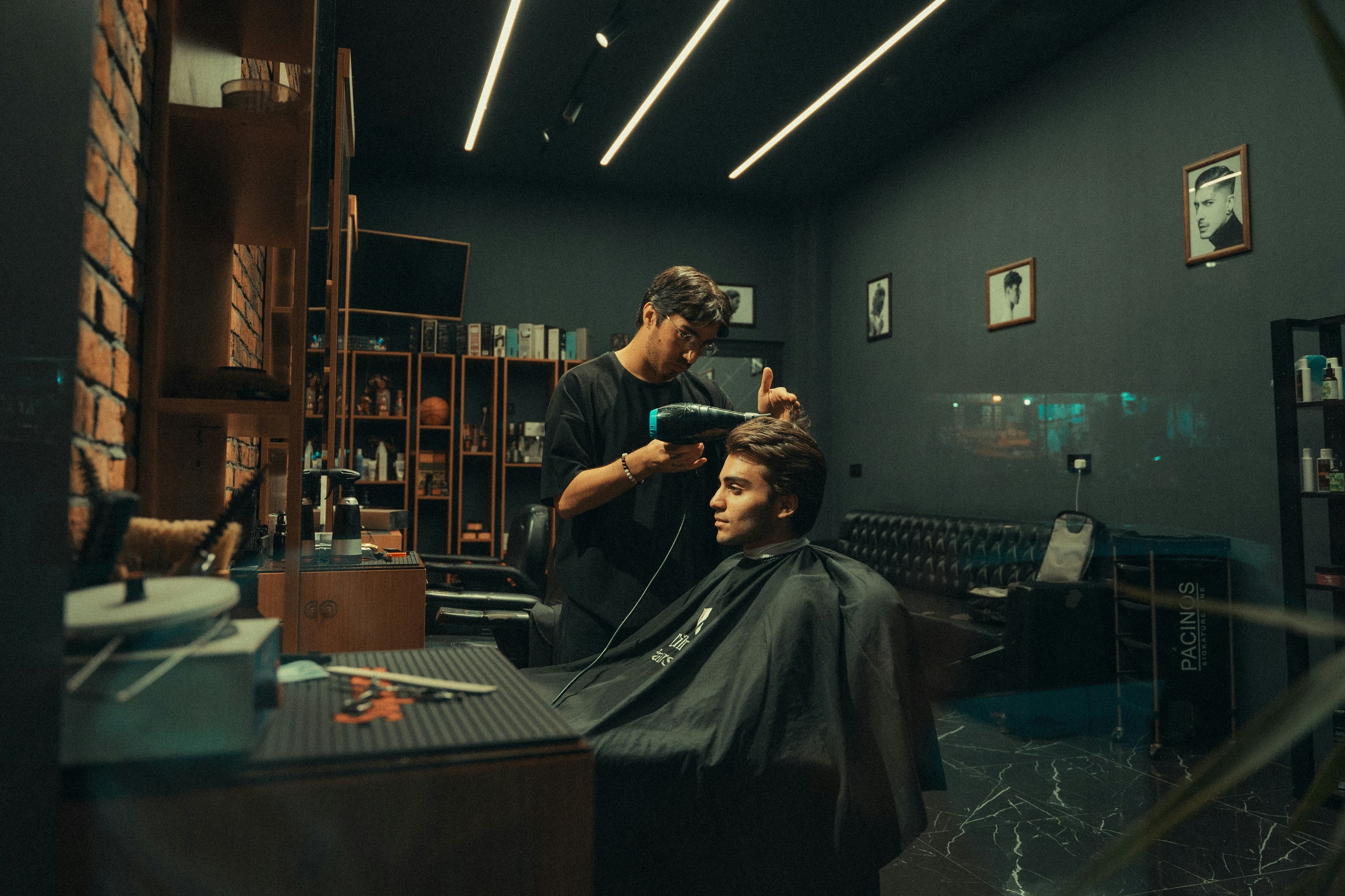 Barbero atendiendo a un cliente